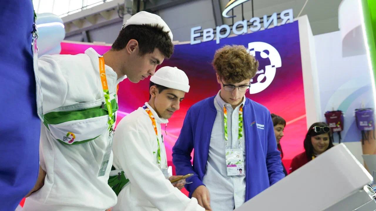 АНО «Евразия» представила свой стенд на Международном фестивале молодежи