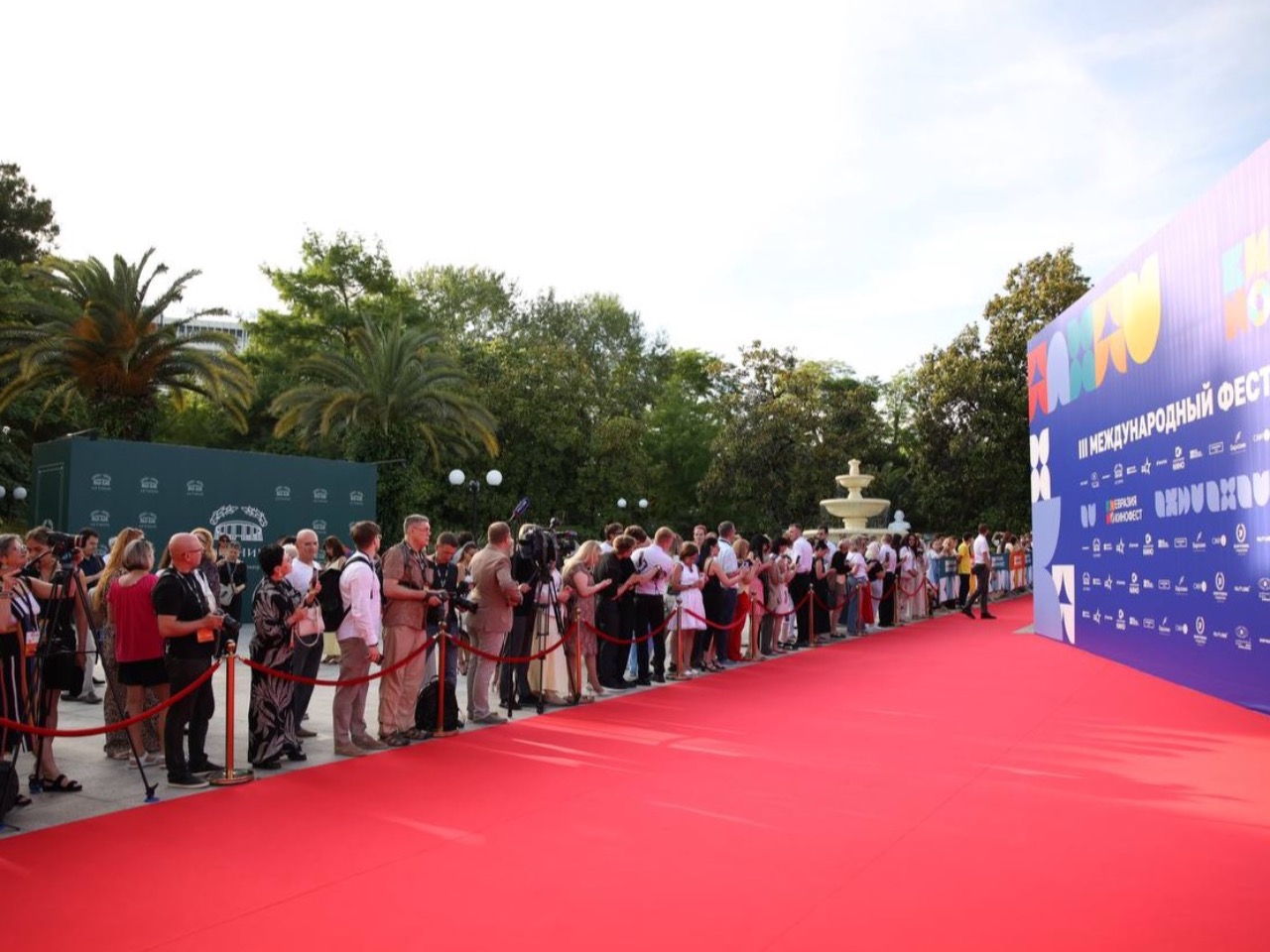 Больше 700 участников из 53 стран и ста премьер: в Сочи открылся III МКФ «Евразия-Кинофест»